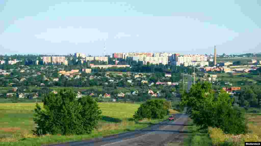 До: недатована фотографія Бахмуту, що на сході Донецької області України, до повномасштабного вторгнення Росії в Україну 24 лютого 2022 року. Тоді у місті проживали 70 тисяч людей. Після: Бахмут у червні 2023 року