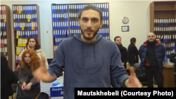 დემონსტრანტები თბილისის სახელმწიფო უნივერსიტეტის კანცელარიაში. კადრი პლატფორმა „მაუწყებლის“ პირდაპირი ეთერიდან