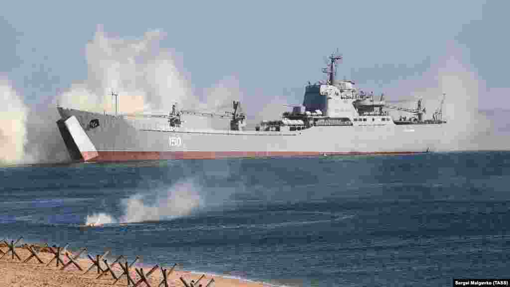 A Tapir osztályú Szaratov partraszálló hajó 2021 októberében kétéltű partraszállási gyakorlaton vesz részt egy krími tengerparton.&nbsp;2022 márciusában a Szaratovot egy Tocska&ndash;U ballisztikus rakéta találta el, és elsüllyedt az ukrajnai Bergyanszk kikötőjében. A csapás utóéletéről készült videón látható, hogy más orosz hajók menekülnek a kikötőből, miközben a Szaratov ég. A hajó elszenesedett maradványait később egy dokkolódaru segítségével húzták vissza a kikötőbe 