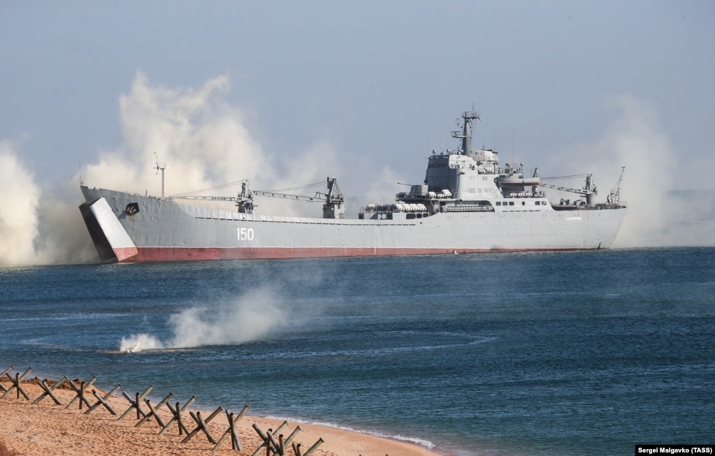 La nave da sbarco Saratov di classe Tapir prende parte a un'esercitazione di sbarco anfibio su una spiaggia in Crimea nell'ottobre 2021.       Nel marzo 2022, la Saratov fu colpita da un missile balistico Tochka-U e affondò nel porto di Berdyansk, in Ucraina.  Il video delle conseguenze dell'attacco mostrava altre navi russe in fuga dal porto mentre la Saratov bruciava.  I resti carbonizzati della nave furono successivamente riportati alla superficie del porto utilizzando una gru portuale.