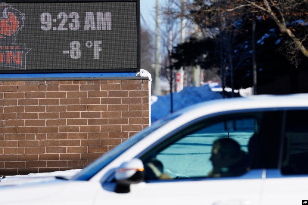 Një ekran tregon temperaturën në periferi të Çikagos, Buffalo Grove, 14 janar 2024.