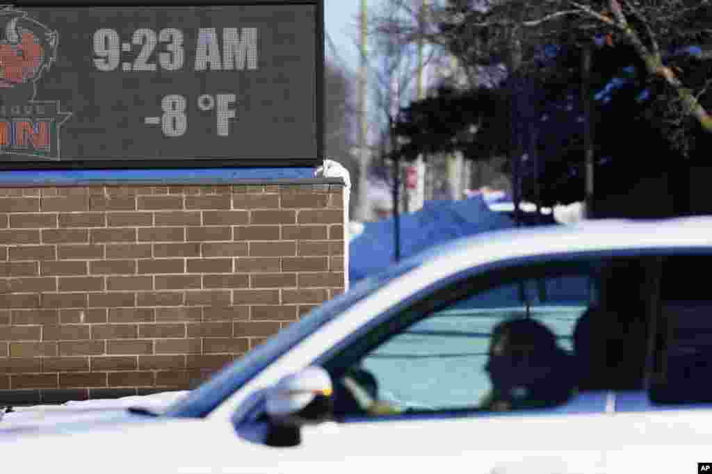 Një ekran tregon temperaturën në periferi të Çikagos, Buffalo Grove, 14 janar 2024.