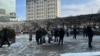 Люди во дворе бизнес-центра в Алматы после ощутимых толчков. 4 марта 2024 года 