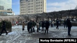 Ýertitremeden soň daşary çykan adamlar. Almaty