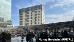 Люди, вышедшие на улицу из зданий бизнес-центра «Нурлытау» в Алматы. 4 марта 2024 года