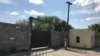 Ворота и КПП спеццентра в Караганде, где отравились дети, 1 августа 2023 года
