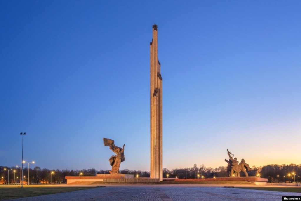 Monumenti i Rigës për Çlirimtarët e Letonisë Sovjetike dhe Rigës nga pushtuesit fashistë gjermanë. Obelisku 79 metra i lartë në qendër të kompleksit u rrëzua në gusht të vitit 2022. Parku u rihap në nëntor të vitit 2023 pas një rimodelimi të gjerë dhe ngritjen e një parku.