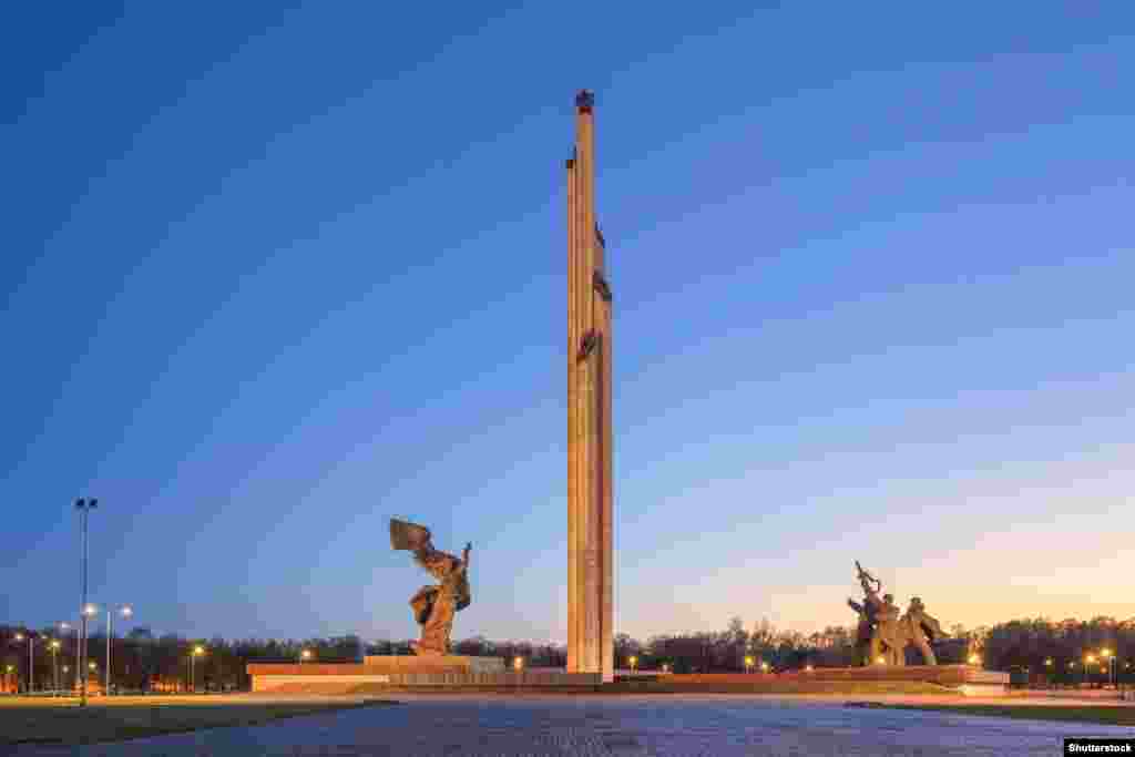 Паметникът на Освободителите от Съветска Латвия и Рига от германските фашистки нашественици. 79-метровият обелиск и целият комплекс бяха демонтирани през август 2022 г. През ноември 2023 г. мястото беше променено и там сега има скейт парк и алеи.