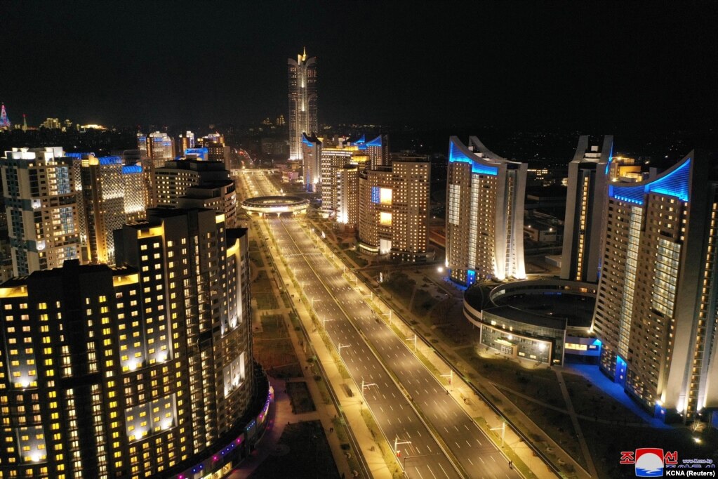 Pamje gjatë natës e distriktit Songhua në lindje të Phenianit, në Korenë e Veriut. Fotoja është publikuar nga Agjencia Qendrore Koreane e Lajmeve (KCNA), por nuk ka datë se kur është bërë.&nbsp;