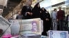 خریدوفروش ریال ایران در یک صرافی در بازار بغداد