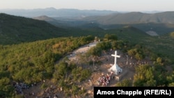 Katolikus ukránok egy csoportja fényképezkedik a Kereszt-hegy tetején augusztus 4-én