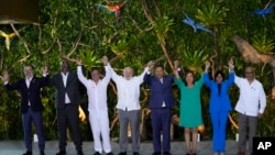 Domaćin samita, brazilski predsjednik Lula (četvrti slijeva), i ostali učesnici, Belem, Brazil, 8. avgust