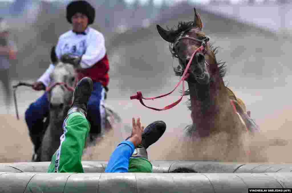 Kalëruesit marrin pjesë në sportin tradicional të Azisë Qendrore, që njihet si kok-boru apo buzkashi në Kupën e Botës për Kok-Boru në Kirgizi.