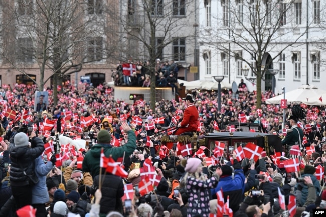 Mijëra njerëz u mblodhën në rrugët e kryeqytetit danez të dielën për ta përshëndetur Frederikun dhe për t’i thënë lamtumirë Margrethes.