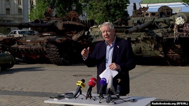 Graham si rivolge ai giornalisti durante una visita a Kiev il 26 maggio.