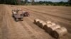 Un tractor la recoltat în regiunea Kiev, Ucraina, 10 august 2023. 