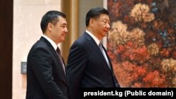Кыргызстандын президенти Садыр Жапаров жана Кытайдын лидери Си Цзиньпин, Сиань, 18-май 2023-жыл.