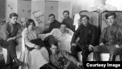 Тряпицын (в центре, в позе полулежа) и его сподвижники, включая Нину Лебедеву