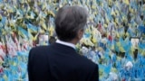 Госсекретарь США Энтони Блинкен отдает дань уважения у мемориала павшим украинским солдатам на площади Независимости в Киеве, 14 мая 2024 года