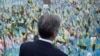 Госсекретарь США Энтони Блинкен отдает дань уважения у мемориала павшим украинским солдатам на площади Независимости в Киеве, 14 мая 2024 г.