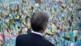 Держсекретар США Ентоні Блінкен вклонився народному меморіалу загиблим українським воїнам на Майдані незалежності у Києві. Україна, 14 травня 2024 року
