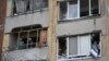 Lokalno stanovništvo u oštećenoj zgradi nakon raketnog napada u Odesi, 29. decembra 2023.