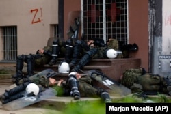 Lengyel KFOR-katonák pihennek Zvečanban 2023. május 30-án