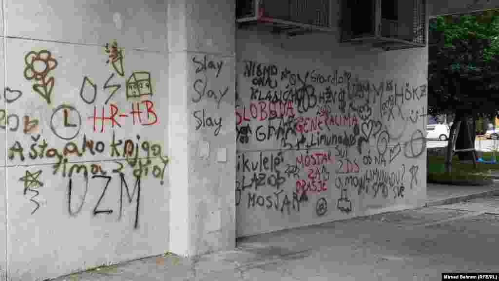 Grafiti sa porukama &ldquo;ZDS&rdquo; (Za Dom Spremni) &ldquo;HR-HB&rdquo; (kratica za samoproglašenu Hrvatsku Republiku Herceg-Bosna) na zidu zgrade u Ulici Dr. Ante Starčevića u zapadnom dijelu Mostara.&nbsp;Krivičnim zakonom BiH nije izričito zabranjeno veličanje fašističkih, nacističkih i sličnih pokreta iz vremena Drugoga svjetskog rata. U proteklih desetak godina bilo je više pokušaja&nbsp;da se oni zabrane, ali prijedlozi nisu dobili potrebnu podršku.