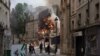 Dim iz ruševina zgrade nakon velike eksplozije u centru Pariza, 21. juni 2023.