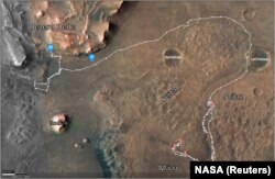 تصویری از فوریه ۲۰۲۱ که مسیر طی شده و مکان مریخ‌نورد ناسا (نقطه آبی سمت چپ) و بالگرد نبوغ را در آن زمان نشان می‌دهد