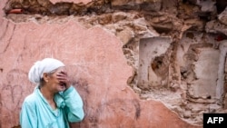 Një grua reagon e trishtuar pranë shtëpisë së vet të dëmtuar nga tërmeti në qytetin e vjetër, Maralesh, Marok, 9 shtator 2023.