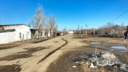Жолымбет ауылы халқының негізгі бөлігі алтын кенін игеруші "Алтыналмас" кәсіпорнында жұмыс істейді. Ақмола облысы, 2023 жылғы наурыз.