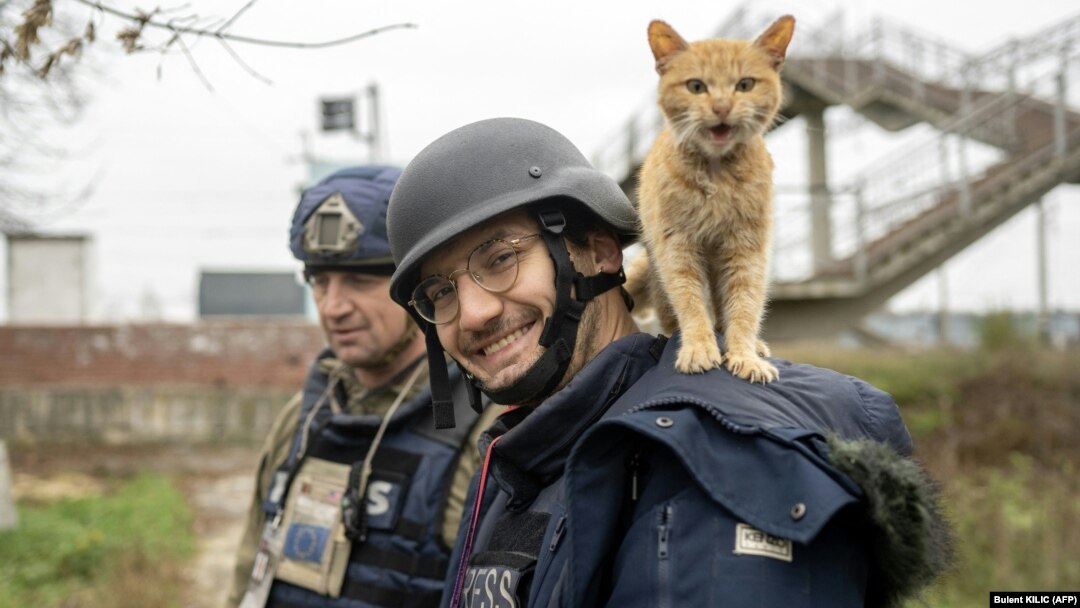 AFP journalist Arman Soldin smiles to a photographer as a cat stands on his shoulder during an assignment for AFP in Ukraine on November 11, 2022.