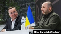 Министр обороны Украины Рустем Умеров (справа) и министр обороны Германии Борис Писториус. Киев, 21 ноября 2023 года