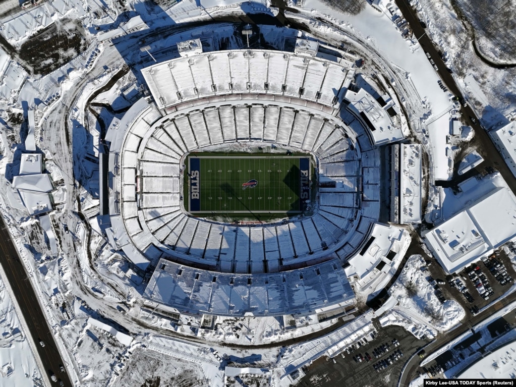 Një pamje nga lart e stadiumit Highmark të mbuluar me borë.