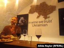 Євген Сафонов в винному барі MyWine в Одесі, який спеціалізується на українському вині