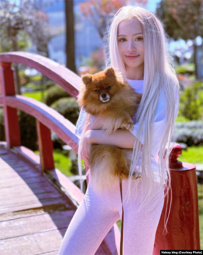Modella LoLiBela con un cane