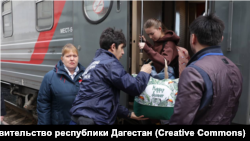Эвакуированных из Белгородской области детей встречают на вокзале в Махачкале, 29 марта