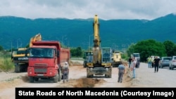 Aсфалтирање кај Подмоље на делот од автопатот Кичево-Охрид, 16 јуни 2023