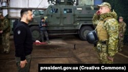 Президент Украины Владимир Зеленский во время вручения наград бойцам сил обороны Украины. Запорожская область, 27 марта 2023 года