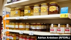 Constantin Dobrescu spune că mierea din supermarketuri este mai predispusă la falsificare decât cea luată direct de la apicultor.