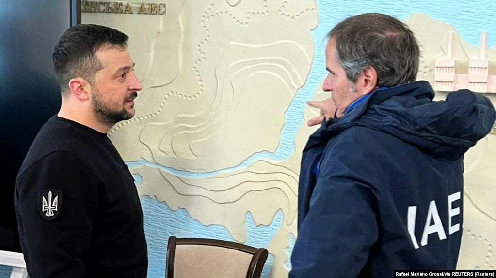 Президент України Володимир Зеленський і голова МАГАТЕ Рафаель Ґроссі. 27 березня 2023 року. Критики кажуть, що МАГАТЕ виявилась непідготовленою до проблеми безпеки ядерних об’єктів в часи війни