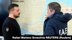 Президент України Володимир Зеленський і голова МАГАТЕ Рафаель Ґроссі. 27 березня 2023 року. Критики кажуть, що МАГАТЕ виявилась непідготовленою до проблеми безпеки ядерних об’єктів в часи війни