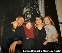 Loresa Dragusha, e veshur në të kuqe, me familjen e saj të ngushtë.
