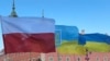 Польський і українські прапори у центрі Варшаві