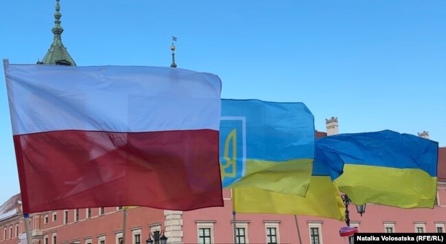 Польський і українські прапори у центрі Варшави