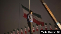 Egy férfi nyilvános akasztása Iránban 2013-ban