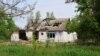 Зруйнований російськими обстрілами будинок у Малій Токмачці, Запорізька область, 16 травня 2023 року