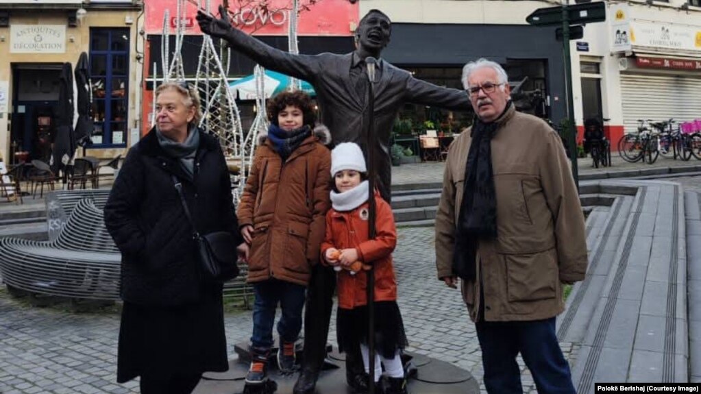 Radica Berishaj bashkë me Palokë Berishajn dhe nipin e mbesën gjatë vizitës në Bruksel.