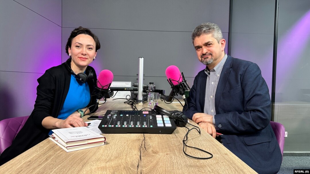„Poporul român e pe cale de dispariție. Pierdem substanță în fiecare an. E vorba de o hemoragie pe care o reprezintă exodul, deficitul demografic. E vorba de o prăbușire”, spune Theodor Paleologu. 